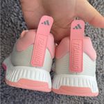 Adidas  Women's TRAINING SHOES
EVERYSET- Cream and Pink Size: 8.5 Photo 3