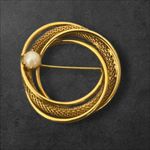 Vintage MCM Retro Gold Tone Swirl Mesh Faux Pearl Circle Brooch Pin 60s Classic Photo 1