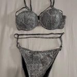 Pretty Little Thing Two piece bikini Photo 2