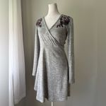 Ultra Flirt Light Gray Floral Print V-Neck Long Sleeve Knee Length Sweater Dress Photo 1