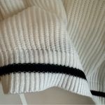 White Chunky V Photo 3