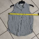 SO  Women Button Down Sleeveless Stripe Top Blouse Gray/White size Small. Photo 4