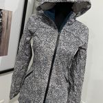 Lululemon Rain Jacket Women’s 4 Photo 1
