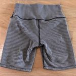 Alo Yoga 7" High-Waist Micro Houndstooth Biker Short size XS Photo 10