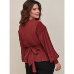 Torrid Crinkle Gauze Lace Inset Surplice Top Blouse Women’s Sz 1 1X/14-16 Red Photo 4