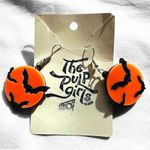 The Pulp Girls β
NWT Custom made Halloween Sparkling Bat Earrings - Orange/Black β
Photo 8