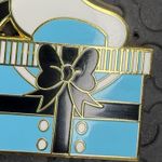 Lounge Fly Disney parks Donald Duck Present 2023 trading pin Photo 1