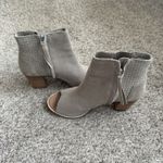 Toms Tom’s Women’s Peep Toe Suede Beige / Griege Block Heel Bootie Sandal Size 6 Photo 4