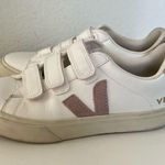 VEJA Recife Velcro Strap Sneakers in White and Pink Photo 2