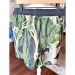 Nike SPORTSWEAR JDI FLORAL ALUMNI SHORTS SPRUCE AURA Large Beach Photo 2