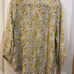 Liz Claiborne BRAND LIGHT YELLOW AND WHITE FLORAL DESIGN V NECK 4 BUTTONS Photo 6
