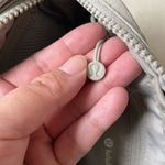 Lululemon Multi-Pocket Crossbody Bag 2.5L - Raw Linen Photo 11