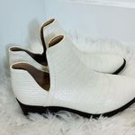 VOLATILE Women's Bootie Fashion Boot size 7.5 white Photo 6