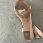 Journee Collection Womens LOUCIA Beige Wedge Heeled Sandals 7.5 Photo 5