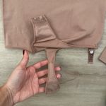 SKIMS  ESSENTIAL LONG SLEEVE SCOOP NECK BODYSUIT | TIGERS EYE Photo 7