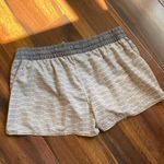Vuori  2.5” Clementine Arhletic Lined Shorts Mini Pocket Drawstring Waist Printed Photo 5