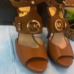 Michael Kors MACKENZIE MK GOLD LOGO SAFFIANO PLATFORM women’s SANDALS 9M.. Photo 0