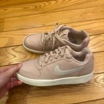 Nike  Women's Ebernon Low Size 7.5 Sneakers in Dusty Pink. Photo 2