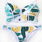 Floral bikini super cute and flattering Size M Photo 0