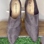 Bella Vita Gray Heels Elegant Design Size 12M Photo 5