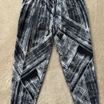 Lululemon  Women’s Jet Crop Luon Heat Wave‎ Black White Streaks Striped Size 6 Photo 0