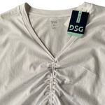 DSG center front cinched v Photo 5