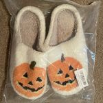 NWT Women’s Cozy Halloween Pumpkin Slippers Indoor and Outdoor White Size undefined Photo 0
