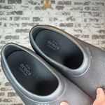 Crocs  | women black dual comfort clogs Photo 3