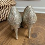 Badgley Mischka  Humbie II Glitter Peep Toe Heel Gold Silver 9.5 Photo 6