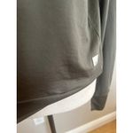 Vuori  Women's Daydream Crew shirt in the color Oregano or Moss Heather. X small Photo 5