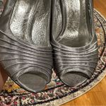 Adrianna Papell BOUTIQUE GRAND SILVER METALLIC SPARKLE HEEL OPEN TOE SATIN PUMPS Photo 8