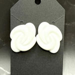Vintage 80's Plastic Fashion Rose Button Stud Earrings White 1in Photo 0