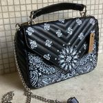 🩵NWT🩵 BANDANA PRINT FAUX LEATHER LOOK CROSS BODY/CLUTCH PURSE 9”x7”W/CHAIN STRAP Black Photo 1