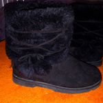 Makalu 8 Cozy Land Fur Boots In BLACK Straps & Ball Style Photo 2