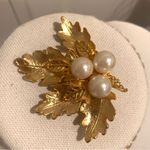 None Gold Leaves Textured Gold Tone Faux Pearl Ladies Pin Brooch Costume Jewelry Photo 4