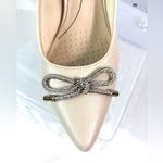 Life Stride  7.5 Cream Heels with Silver Bow Photo 4