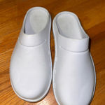 OOFOS White Clogs Size 11 Photo 0