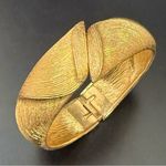 Vintage MONET Signed Brushed Textured Gold Tone Clamper Cuff Hinge Bracelet 51g. Photo 6