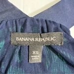 Banana Republic SL Print Pleat Tank Top XS Navy Green Tropical Leaf Print Photo 3