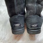UGG  Classic Short II Sheepskin Boots in Black Photo 3