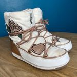 Moon Boot Peace & Love WP Snow Mini Boots Waterproof White Pink Women’s Size 6 Photo 0