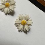 Daisy Vintage Sarah Coventry White Flower Clip On Earrings Signed Photo 1