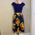 Women’s summer 1950s vintage elegant sunflower floral print. Purple Photo 2