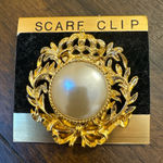 Scarf Holder‎ with White Oval Centerpiece Photo 0