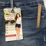 Levi's NWT Womens Levi Modern Denim Shorts size 6 Photo 2