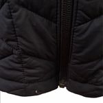 Duluth Trading Company Black Size Medium Quilted Vest Hiking Camping Layer. Photo 3