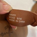 Seven7 size 9 cream and tan faux leather flip flops sandals EUC No box Photo 2