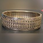 LOVELY VINTAGE 1950's WIDE GOLD TONE METAL OPEN CUT WORK DESIGN HINGED BRACELET Photo 0