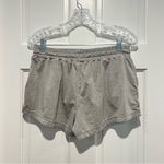 Vuori Halo Performance Shorts Womens Medium Pale Gray Heather Photo 3