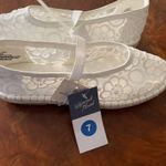 Universal Threads Universal Thread White Floral lace Mary Jane Women's flats size 7 Photo 0